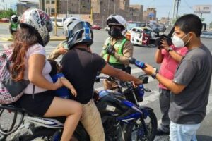 ¿Cómo afecta la ley que prohíbe dos personas en moto en Perú?